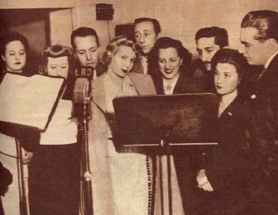 Eva Duarte ya tiene su propia compañìa radial, julio de 1944, rodeada de artistas, interpretando textos de Muñoz Azpiri